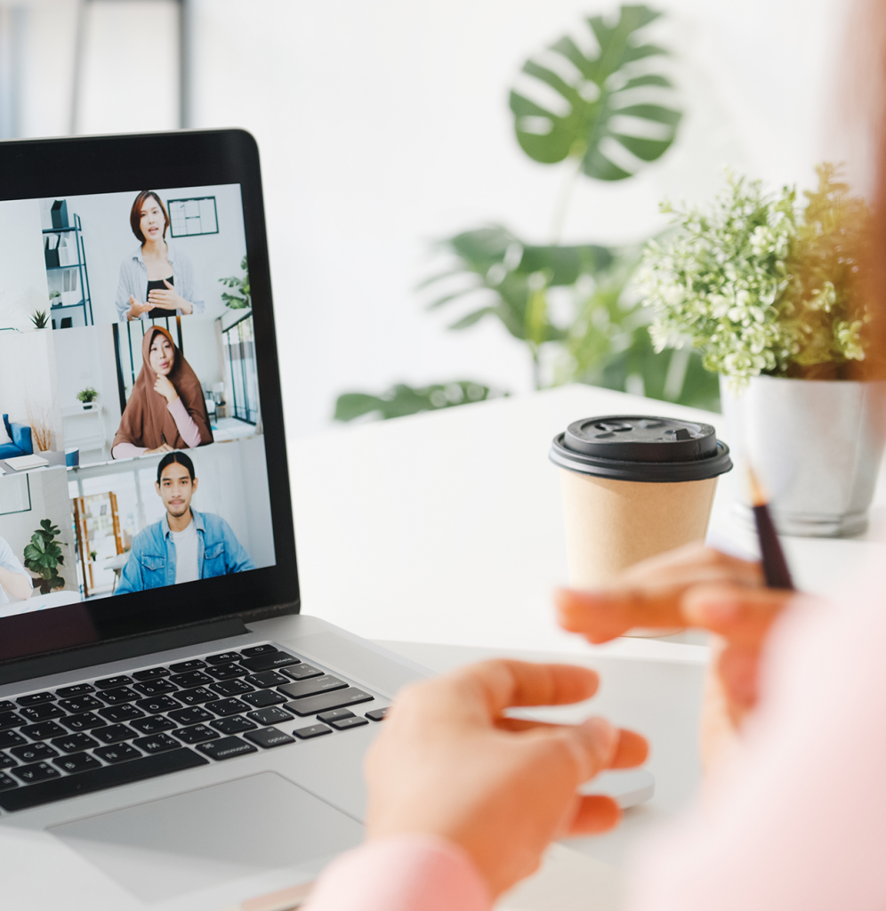 Eine Person sitze vor Ihrem Laptop und nimmt an einen Teams-Meeting teil.